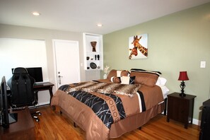 5 bedrooms, desk, iron/ironing board, free WiFi - The Traveler's House-Central to All, Hilltop, Hot Tub, Gameroom, Firepit, Skiing (Wheat Ridge)