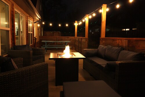 The Traveler's House-Central to All, Hilltop, Gameroom, Hot Tub, Firepit, Skiing