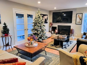 TV connectée, cheminée, jeux vidéo, baby-foot