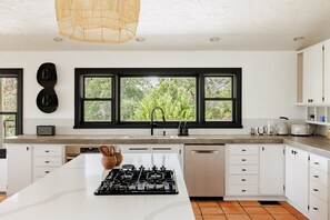 Fridge, microwave, oven, stovetop - Dripping Springs Homestead - Bunkhouse w/ Amazing Views and Natural Serenity (Dripping Springs)