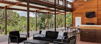 Dripping Springs Homestead - Massive 20 acre property with multiple lodging options and Pool!