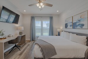 3 bedrooms, desk, free WiFi, bed sheets - Game Room! Pet friendly & Hot Tub! (Panama City Beach)