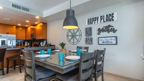 Una cocina moderna con zona de comedor.