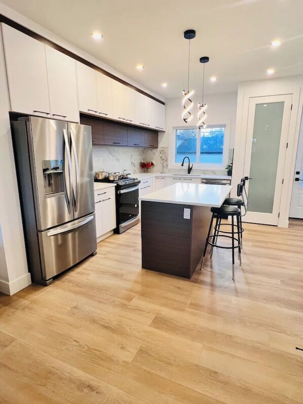 Refrigerador, microondas, horno, placa de cocina