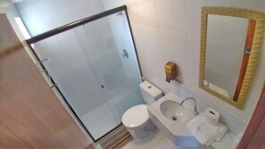 Apartemen Keluarga | Kamar mandi | Shower, pancuran hujan, handuk, dan tisu toilet