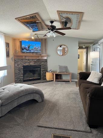 Smart TV. Comfy Mobile Home located minutes from restaurants and venues.