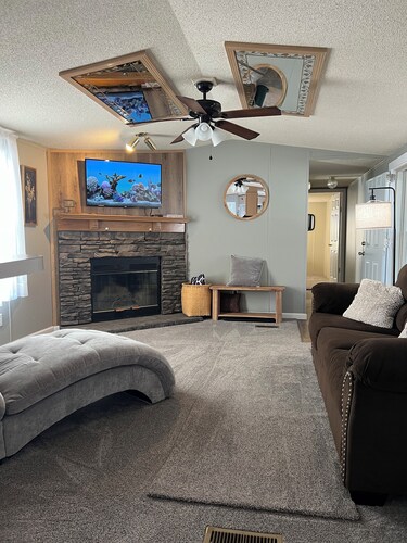 Comfy Mobile Home located minutes from restaurants and venues. 