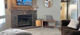 Comfy Mobile Home located minutes from restaurants and venues.