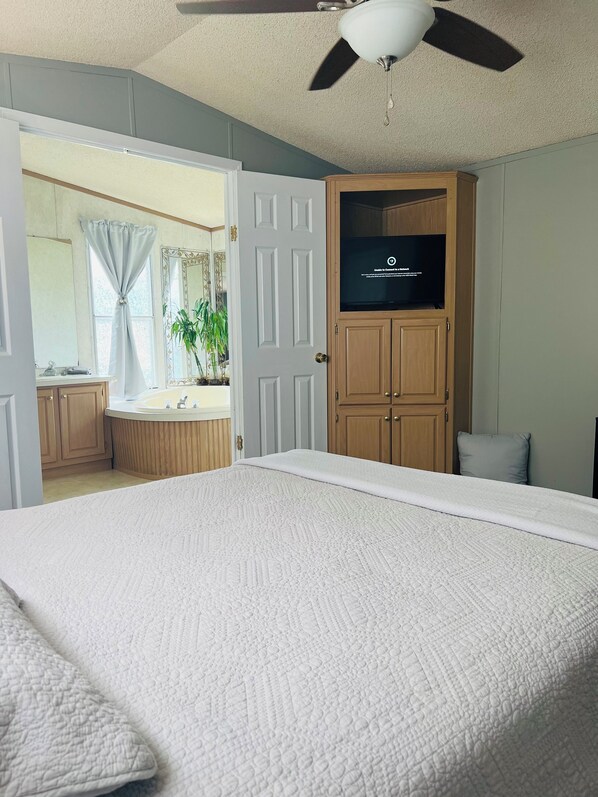 2 Schlafzimmer, Schreibtisch, Bügeleisen/Bügelbrett, WLAN