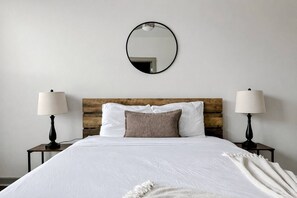 Escritorio, tabla de planchar con plancha, wifi gratis y ropa de cama 