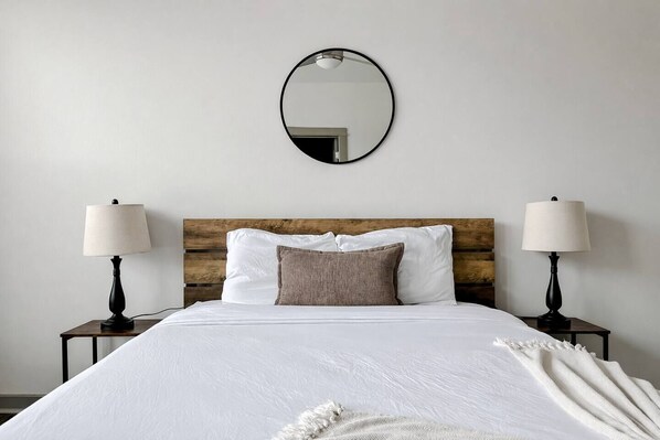 Escritorio, tabla de planchar con plancha, wifi gratis y ropa de cama 