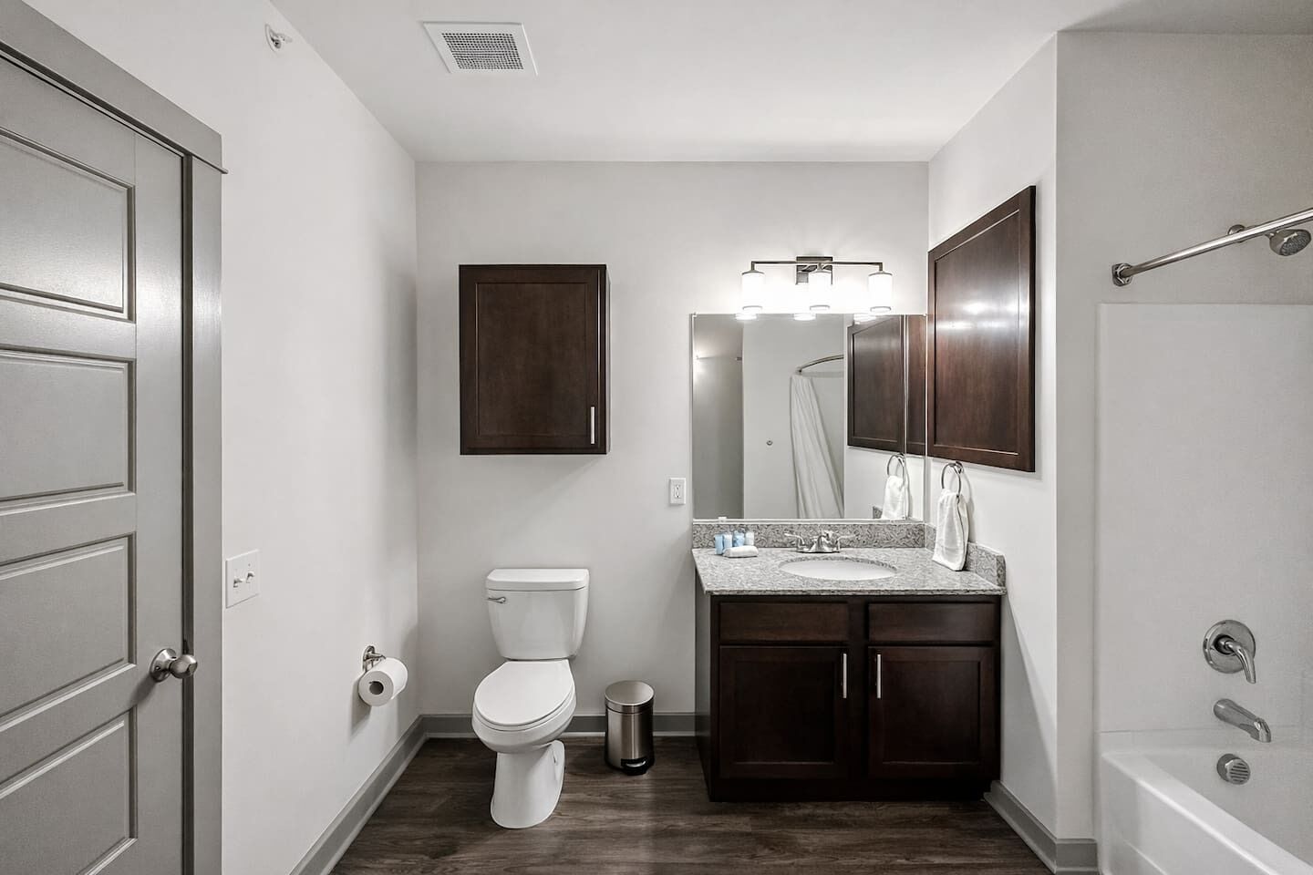 Hiustenkuivaaja, pyyhkeet, saippua, sampoo