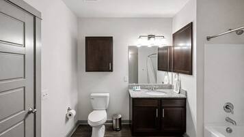 Hiustenkuivaaja, pyyhkeet, saippua, sampoo