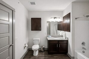 Secadora de cabello, toallas, jabón, shampoo 