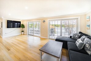 Smart TV - 40 - 4BR Lakeview - Lakeside retreat near GJK View (South Yarmouth)