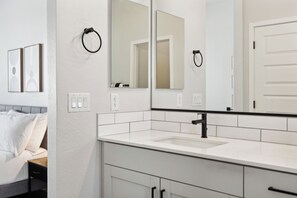 Maison Confort, patio | Salle de bain | Articles de toilette (gratuits), séchoir à cheveux, serviettes fournies
