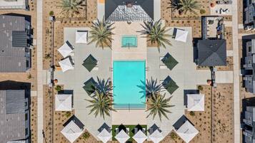 Piscina externa, guarda-sóis, espreguiçadeiras