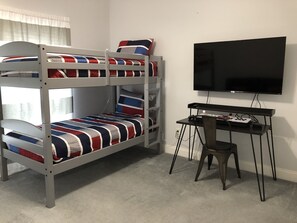 5 Schlafzimmer, Schreibtisch, Bügeleisen/Bügelbrett, kostenloses WLAN