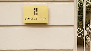 Vista frontal de la propiedad