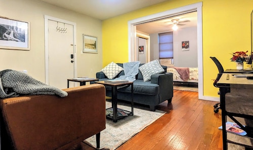Relaxing Rustic Oasis - 6 min walk to Downtown! Cyclist Welcomed & Pet friendly!