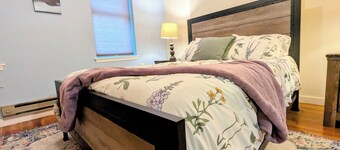 Relaxing Rustic Oasis - 6 min walk to Downtown! Cyclist Welcomed & Pet friendly!