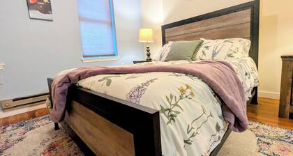 Relaxing Rustic Oasis - 6 min walk to Downtown! Cyclist Welcomed & Pet friendly!