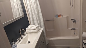 Séchoir à cheveux, serviettes fournies, savon, shampooing