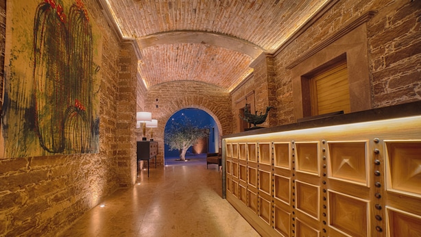 A hallway with a brick wall, a wooden panel wall, and a ceiling with exposed bricks. - Hotel Casa Aranzazu San Luis Potosi (San Luis Potosi)
