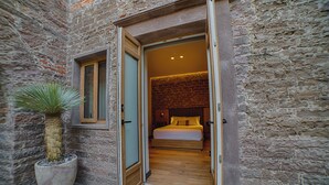 A room with a bed, a potted plant, and a brick wall. - Hotel Casa Aranzazu San Luis Potosi (San Luis Potosi)