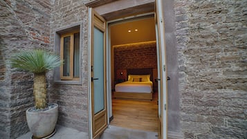 Habitación superior con 1 cama doble o 2 individuales, vistas al patio | Sábanas de algodón egipcio y ropa de cama de alta calidad