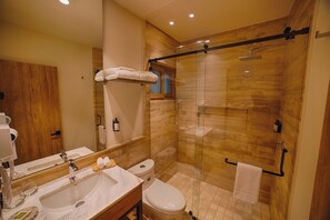 Chambre Double Tradition, non-fumeurs, rez-de-chaussée | Salle de bain | Douche, sèche-cheveux, serviettes fournies