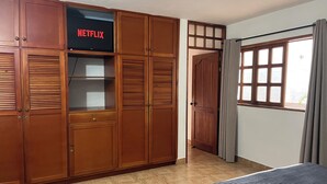 3 bedrooms, desk, iron/ironing board, travel cot - El Pinar House: Tranquility, Family, and Nature (Jardín)
