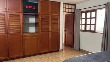 3 Schlafzimmer, Schreibtisch, Bügeleisen/Bügelbrett, Reisekinderbett