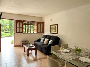 Dining - El Pinar House: Tranquility, Family, and Nature (Jardín)
