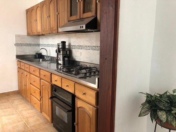 Refrigerador, microondas, placa de cocina, cafetera/tetera