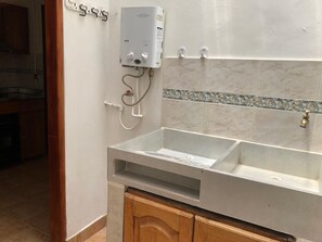 Ducha, secador de pelo, toallas, jabón