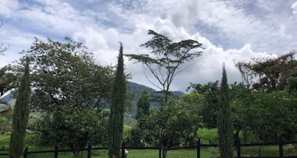 Casa El Pinar: Tranquilidad, Familia y Naturaleza