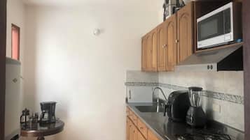 Kühlschrank, Mikrowelle, Herdplatte, Wasserkocher mit Kaffee-/Teezubehör