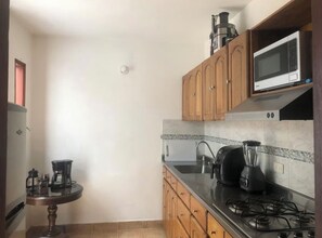 Refrigerador, microondas, parrilla de estufa y cafetera y tetera 