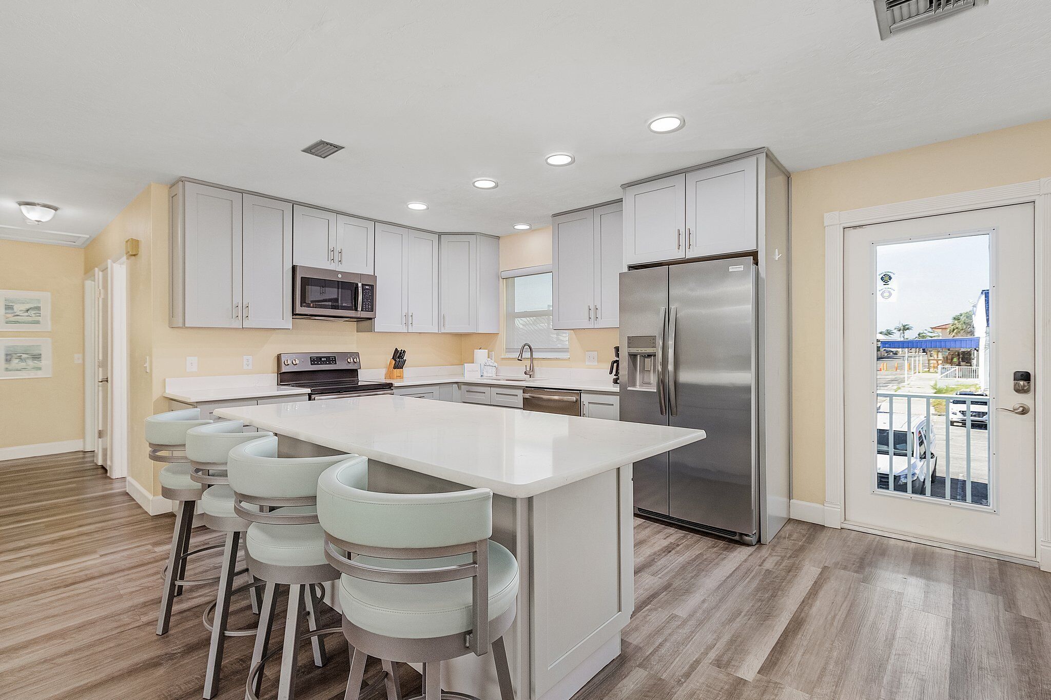 冷蔵庫、電子レンジ、オーブン、コンロ