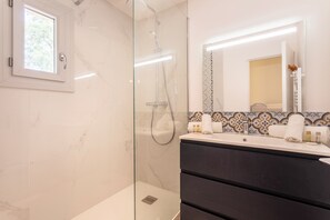 Douche, articles de toilette (gratuits), séchoir à cheveux