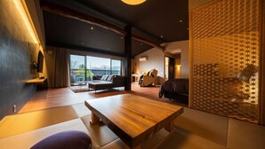 Ein modernes Wohnzimmer mit Couch, Couchtisch und dekorativer Raumtrennung.