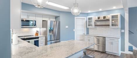 Kjøleskap, mikrobølgeovn, ovn og kokeplater