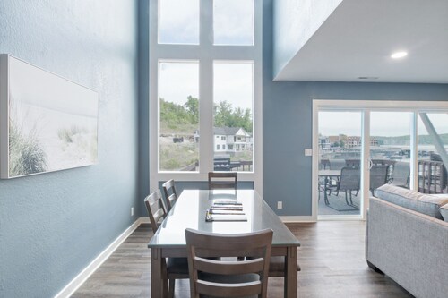 Our Cove Retreat - Perfect for Wave-Free Swimming, Tanning & Prime Location Fun!