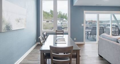 Our Cove Retreat - Perfect for Wave-Free Swimming, Tanning & Prime Location Fun!