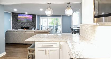 Our Cove Retreat - Perfect for Wave-Free Swimming, Tanning & Prime Location Fun!