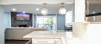 Our Cove Retreat - Perfect for Wave-Free Swimming, Tanning & Prime Location Fun!