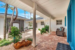 Unclassified image, 4 of 42, button