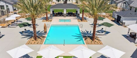 Piscine extérieure, parasols de plage, chaises longues