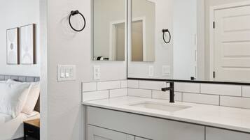 Casa clássico, varanda | Banheiro | Secador de cabelo, toalhas de banho, sabonete, shampoo